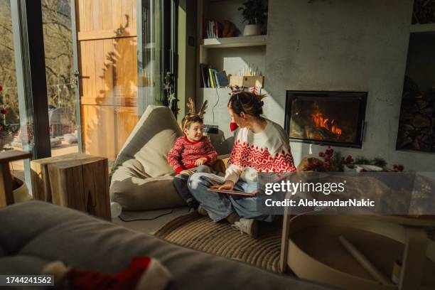 je ne lis que des histoires de noël ce soir - foyer de cheminée photos et images de collection