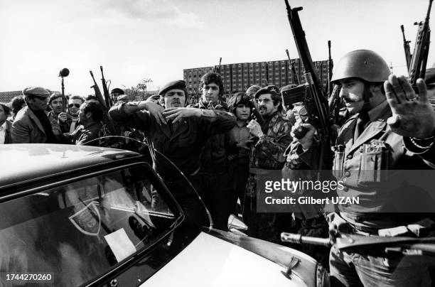 Des militaires contiennent la foule après un tentative de coup d'état de faveur du général Spinola au Portugal le 11 mars 1975.