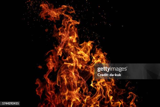 黒い背景に火花で燃える火 - 炎 ストックフォトと画像