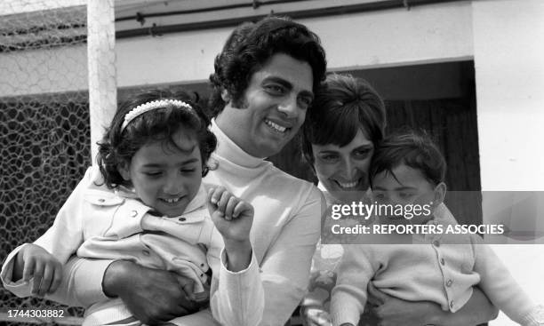 Le chanteur Enrico Macias avec sa femme Suzy et leurs enfants en vacances en juillet 1970