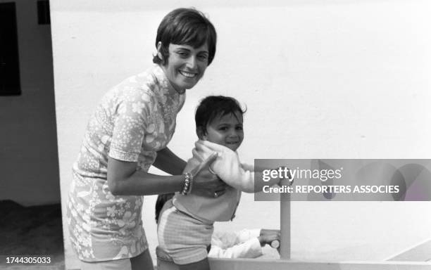 Suzy Leyris, la femme d'Enrico Macias, avec son fils en vacances en juillet 1970