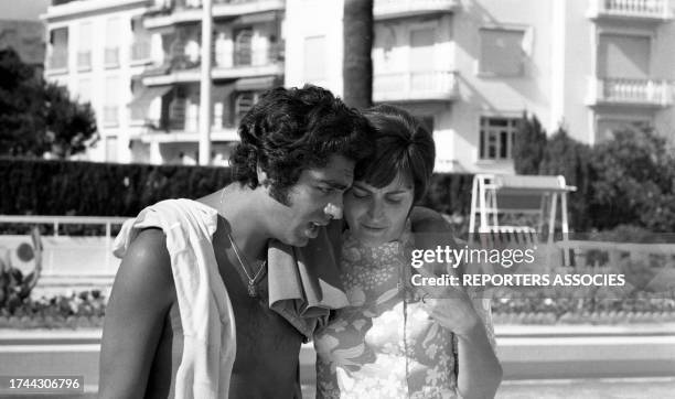 Le chanteur Enrico Macias avec sa femme Suzy en vacances en juillet 1970