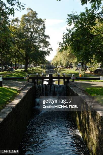 autumn day at the grand canal - abflussrinne stock-fotos und bilder