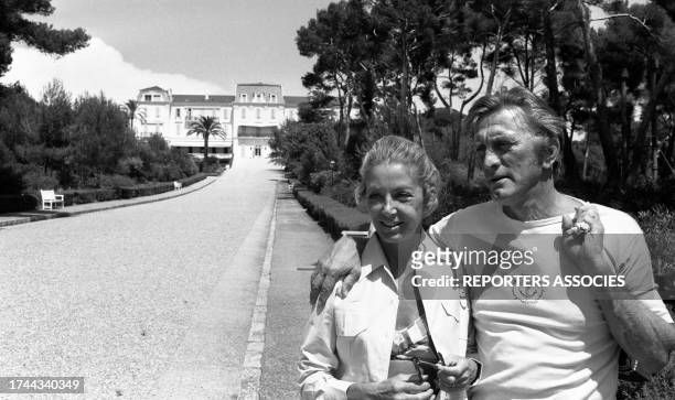 Portrait de l'acteur américain Kirk Douglas et sa femme Anne Buydens sur la Côte d'Azur dans les années 70