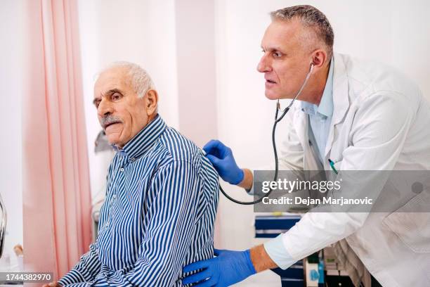 alter mann hat arztbesuch im krankenhaus - ordination stock-fotos und bilder