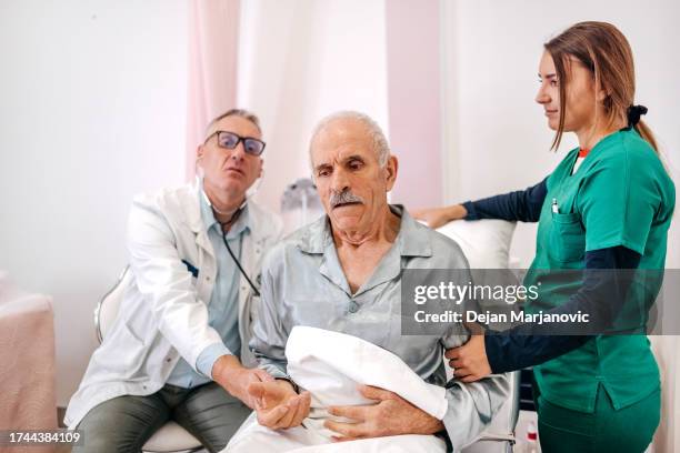 alter mann hat arztbesuch im krankenhaus - ordination stock-fotos und bilder