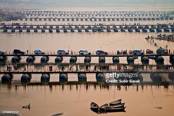 pontoon bridges spanning the river ganges at kumbh - allahabad stockfoto's en -beelden