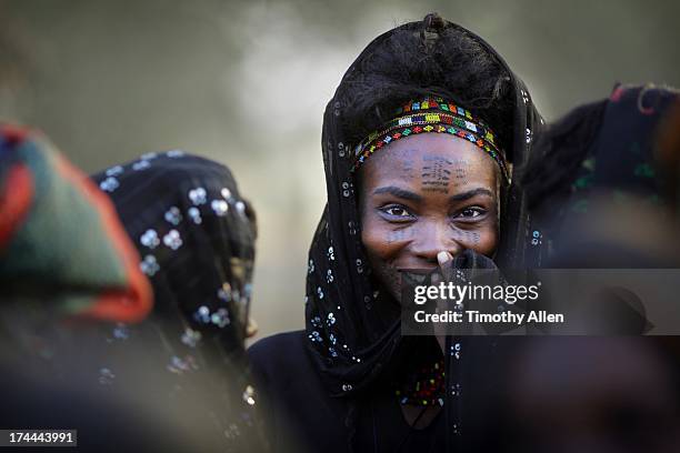 woman with facial scar tattoos laughing - futa stockfoto's en -beelden