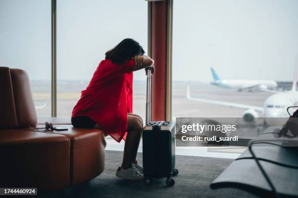 jovem frustrada viajante de negócios esperando no aeroporto - voando - fotografias e filmes do acervo