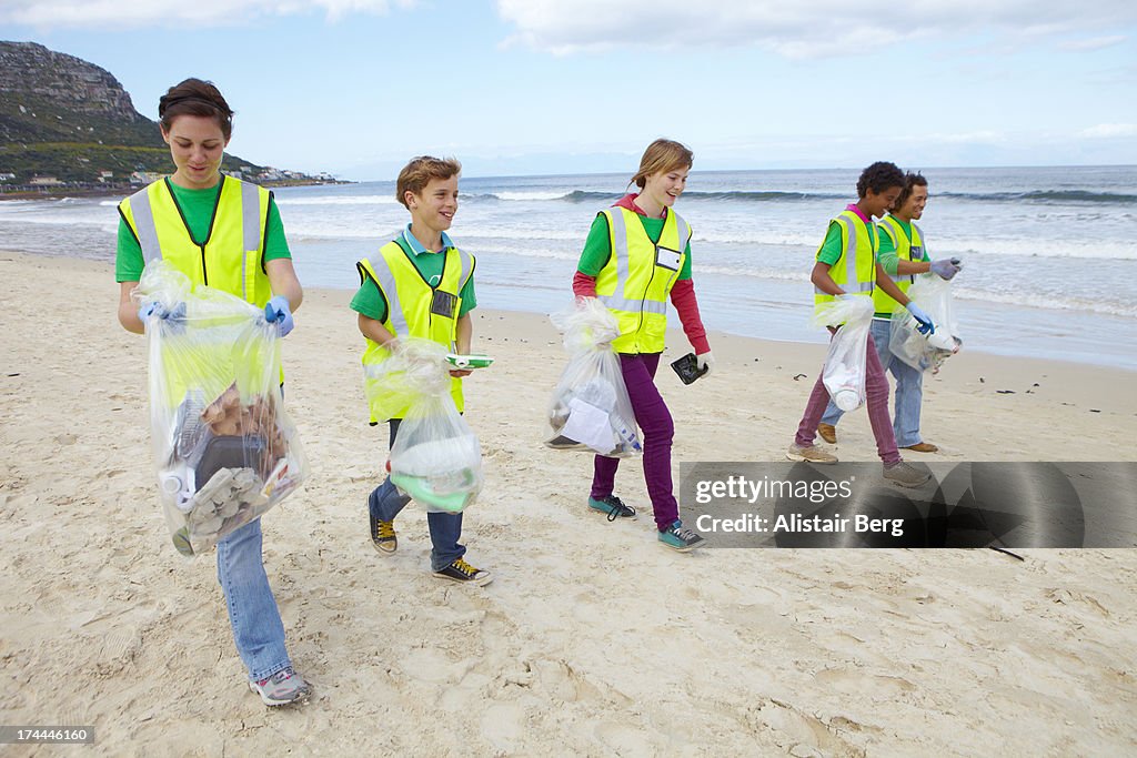 Young People Cleaning Up A Beach High-Res Stock Photo - Getty Images