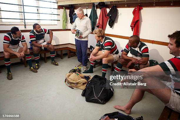 rugby players in changing room - rugby players in changing room 個照片及圖片檔