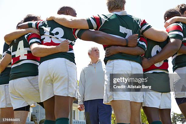 rugby players together in a huddle - rugby union fotografías e imágenes de stock