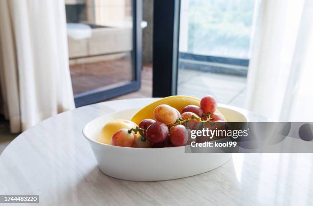 close-up of fruit - fruitschaal stockfoto's en -beelden