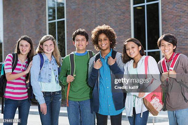 students standing outside building - menselijke leeftijd stockfoto's en -beelden