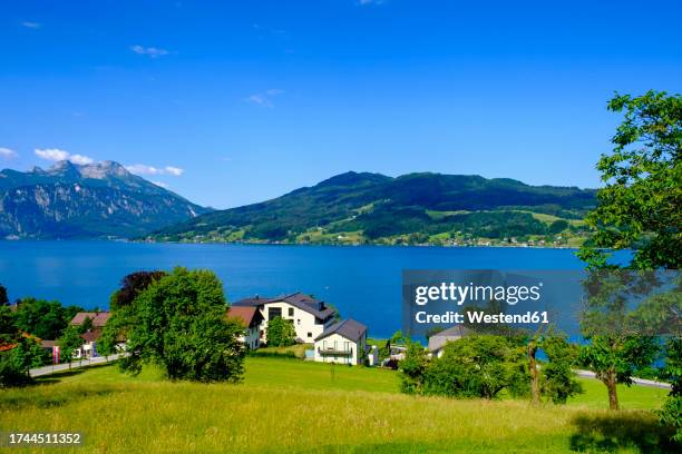 austria, upper austria, steinbach am attersee, village on shore of attersee lake in summer - attersee stock-fotos und bilder