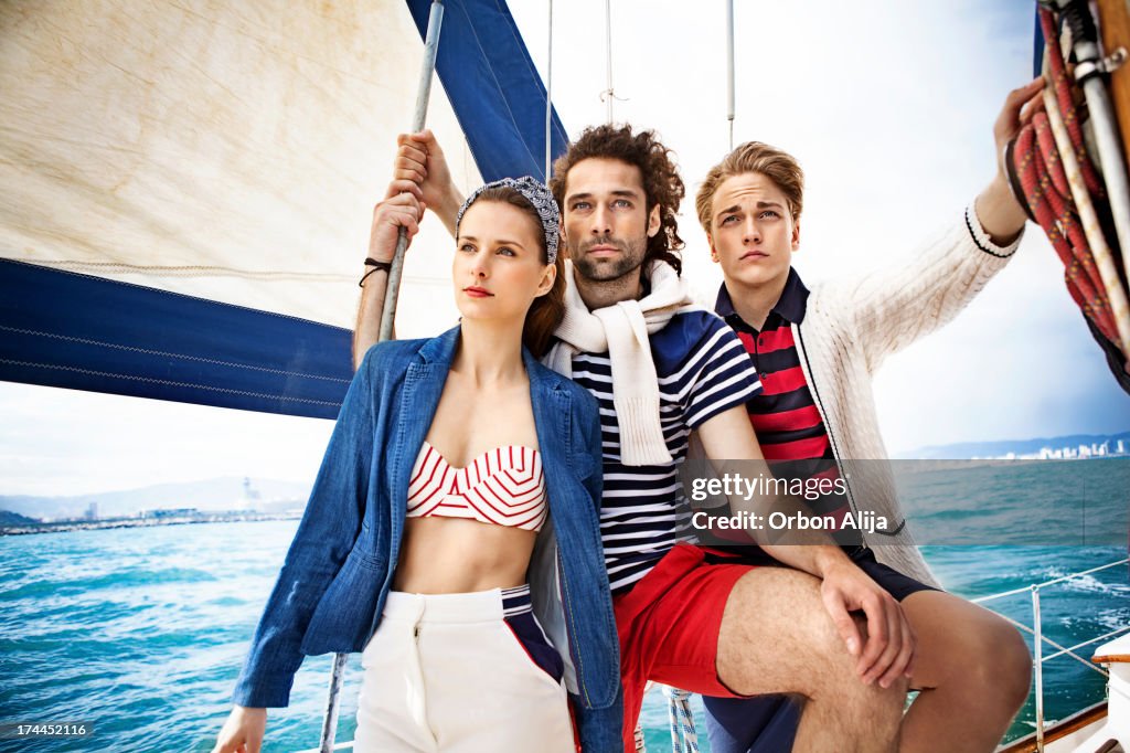 Retrato vintage de moda em um Barco à Vela