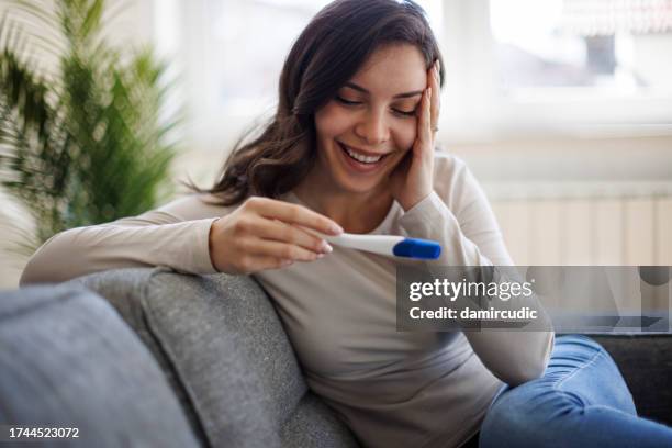 finally pregnant - zwangerschapstest stockfoto's en -beelden