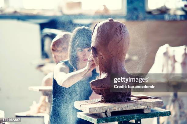 die skulptur - skulptur kunsthandwerkliches erzeugnis stock-fotos und bilder