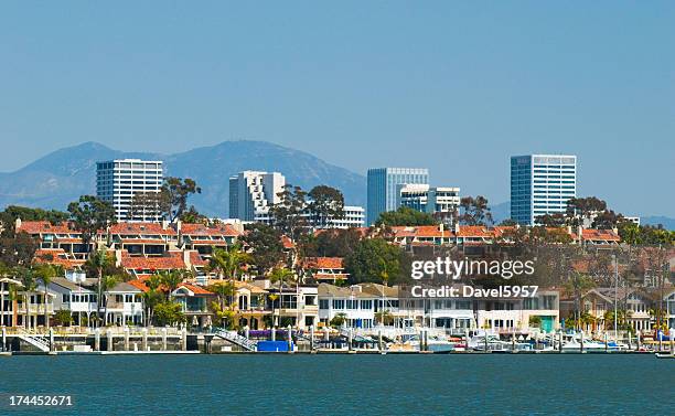 newport beach skyline and houses - newport beach california stockfoto's en -beelden