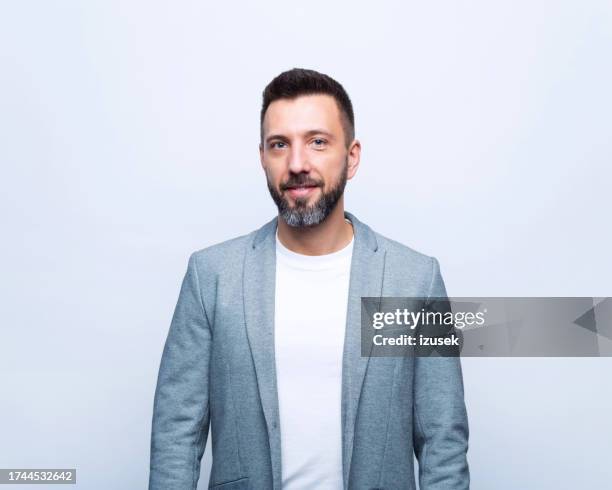 retrato de hombre de confianza - gray jacket fotografías e imágenes de stock