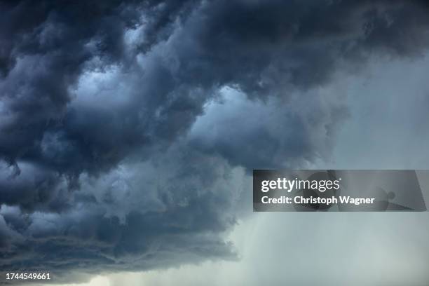 wolken - harde wind stockfoto's en -beelden