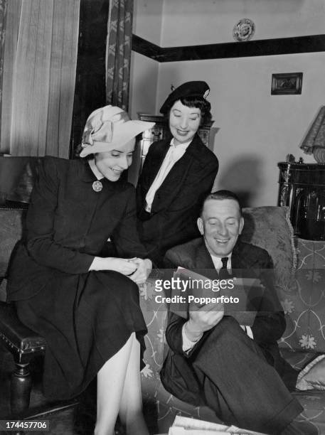 English actor and radio presenter Wilfred Pickles reading poetry with Catherine Coombe and magazine fiction editor Camilla Shaw, 1950. Pickles has...