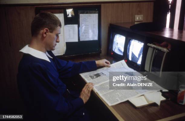 Membre de la Garde suisse pontificale dans un poste de surveillance vidéo au Vatican, le 17 août 1988.