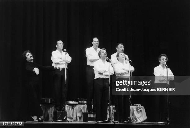 'Les Compagnons de la chanson' sur scène à l'Olympia, le 10 mai 1983, à Paris.