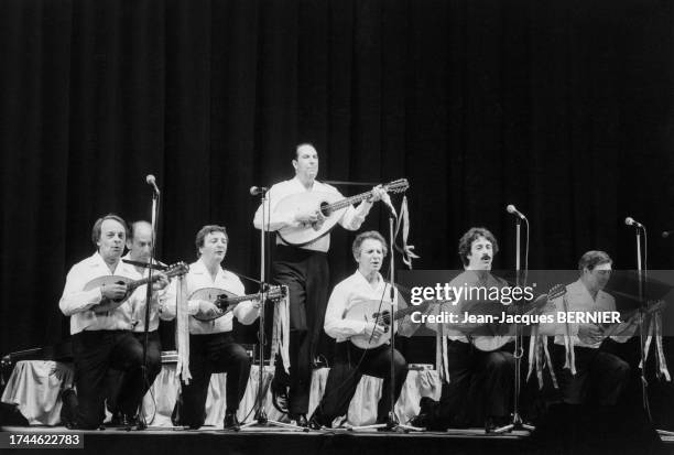 'Les Compagnons de la chanson' sur scène à l'Olympia, le 10 mai 1983, à Paris.