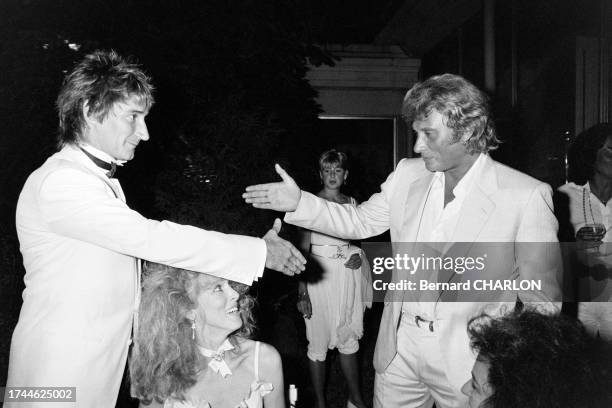 Rod Stewart et Johnny Hallyday lors du mariage d'Eddie Barclay avec Danièle Poinsot le 1er juin 1982 à Neuilly-sur-Seine