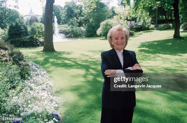 Bernadette Chirac dans le jardin de l'Elysée, à Paris le 29 mai 2001.