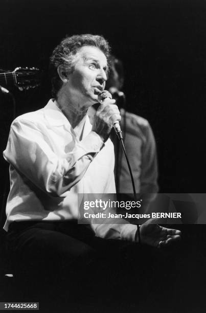 Fred Mella sur scène lors du concert des 'Compagnons de la chanson' à l'Olympia, le 10 mai 1983, à Paris.