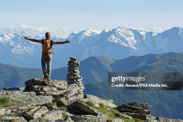 hiker pauses on mountain summit, arms out - fest 2013 day 1 stock-fotos und bilder