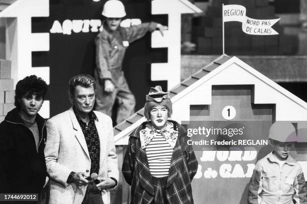 Jean-Luc Lahaye et Johnny Hallyday sur le plateau d'une émission de télévision caritative, le 18 décembre 1986.