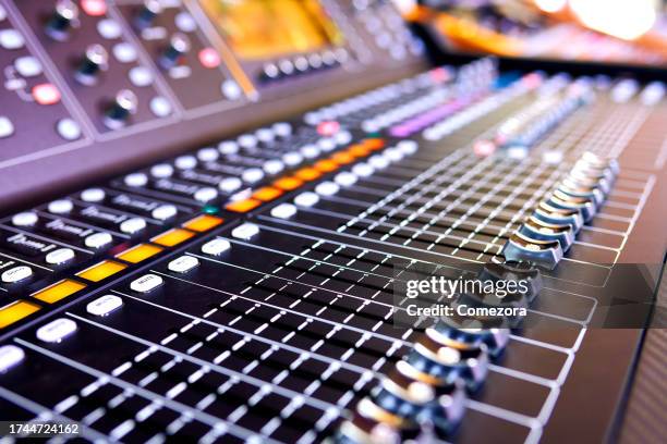 mixer console - música pop fotografías e imágenes de stock