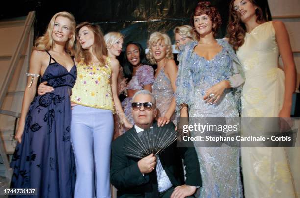 Fashion designer Karl Lagerfeld poses backstage with models Karen Mulder, Carla Bruni, Nadja Auermann, Naomi Campbell, Linda Evangelista, Claudia...