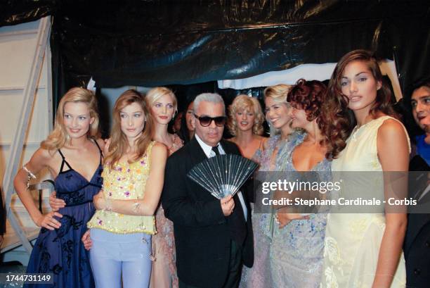 Fashion designer Karl Lagerfeld poses backstage with models Karen Mulder, Carla Bruni, Nadja Auermann, Naomi Campbell, Linda Evangelista, Claudia...