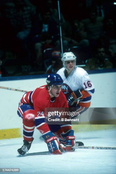 Chris Chelios of the Montreal Canadiens looks to block a shot as Pat LaFontaine of the New York Islanders looks on during their game on January 30,...