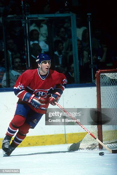 Chris Chelios of the Montreal Canadiens skates with the puck during an NHL game against the New York Islanders circa 1984 at the Nassau Coliseum in...