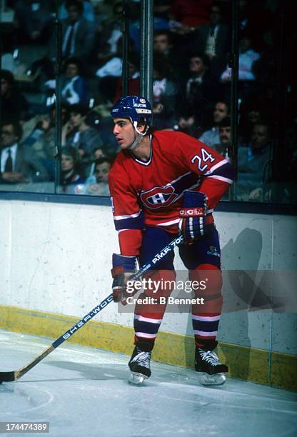 Chris Chelios of the Montreal Canadiens skates with the puck during an NHL game against the New York Islanders on November 12, 1985 at the Nassau...