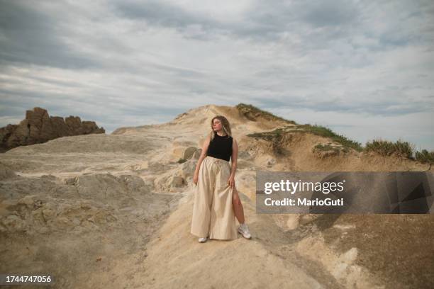 young woman in an arid area - supermodell stock pictures, royalty-free photos & images