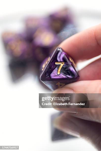 woman's hand holding polyhedral dice - sorte imagens e fotografias de stock