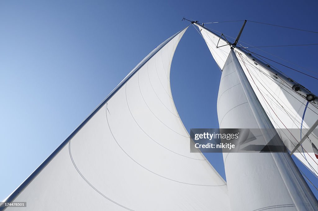 Vento no navega contra o céu azul