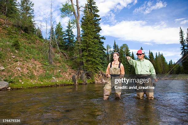 fliegenfischen in mountain stream - creative fishing stock-fotos und bilder