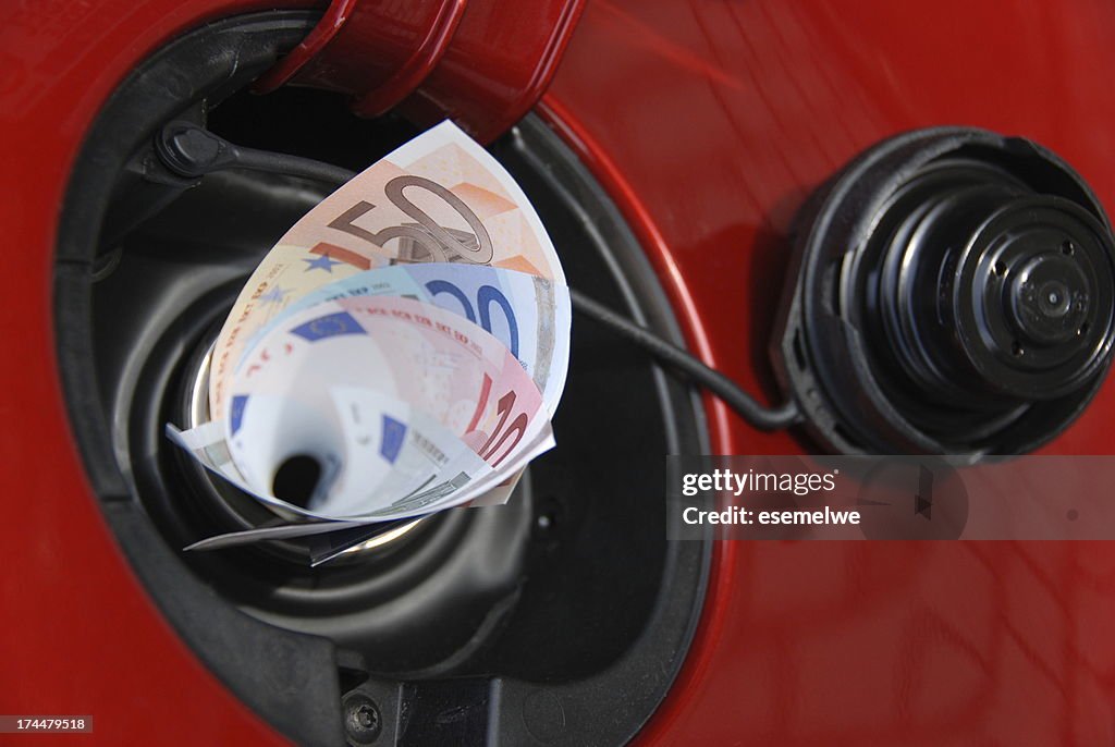 Tanque de combustível ingere Dinheiro