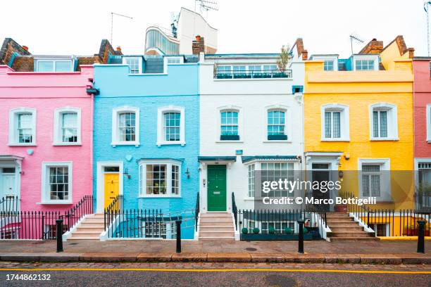vibrantly colored terraced houses in chelsea, london, uk - notting hill stockfoto's en -beelden