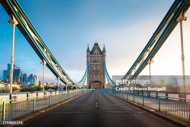 tower bridge at sunrise, london, uk - londres inglaterra fotografías e imágenes de stock