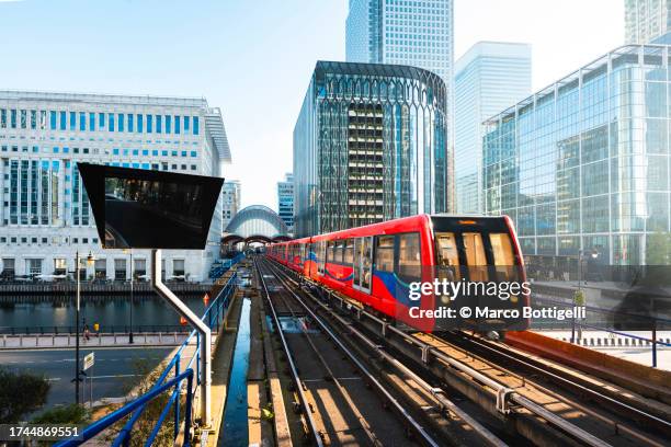 dlr train in canary wharf, london, uk. - tower hamlets foto e immagini stock