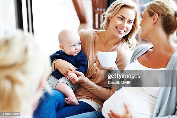 glückliche schwangere frau mit ihren freunden entspannen zu hause fühlen - baby group stock-fotos und bilder