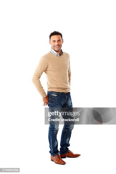 gut aussehender junger mann stehend leger - casual man white background stock-fotos und bilder